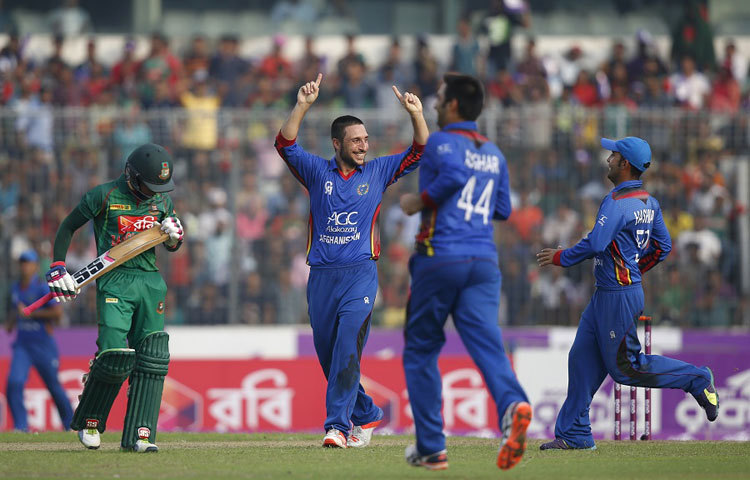 মুশফিক আউট হওয়ার পরে আনন্দ উদযাপন করছে আফগানিস্তানের রহমত শাহ।