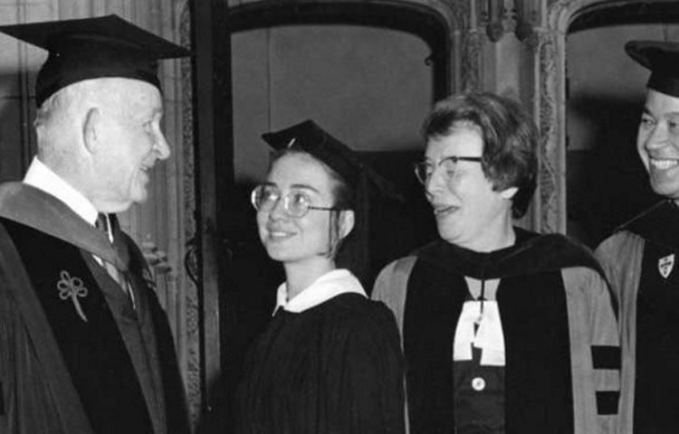 ১৯৬৯ সালে ওয়েলেসলি কলেজের সমাবর্তন অনুষ্ঠানে হিলারি ক্লিনটন।