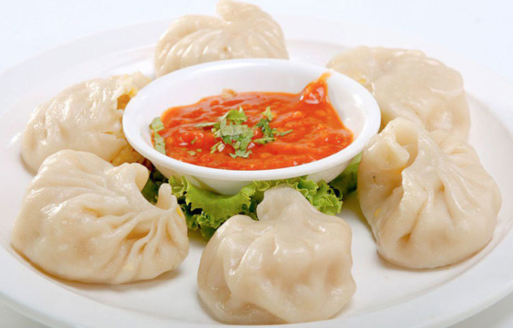 মোমো : এটি বাড়িতে তৈরি করতে বিশেষ ঝামেলা নেই। মনের মতো সবজি সেদ্ধ করে এটি বানাতে পারেন। অথবা চিকেন মোমোও খেতে পারেন। মোমো বেশ স্বস্থ্যকর খাবার, আবার পেটও ভরে।