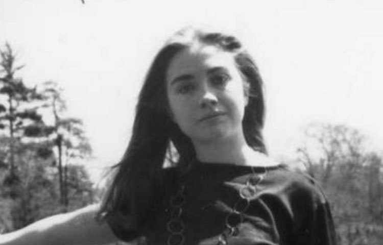 ওয়েলেসলি কলেজ ক্যাম্পাসে আপন মনে বসে আছেন হিলারি।