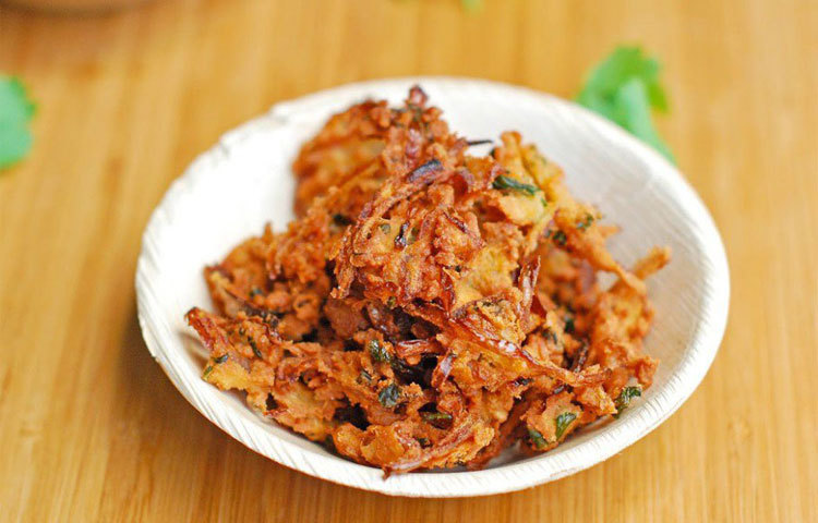 ওনিয়ন পাকোড়া : বেসন গুলিয়ে তাতে কুচনো পেঁয়াজ মিশিয়ে মুচমুচে করে ভেজে নিন। চায়ের সঙ্গে গরম ওনিয়ন পাকোড়া খেতে ভালোই লাগে।