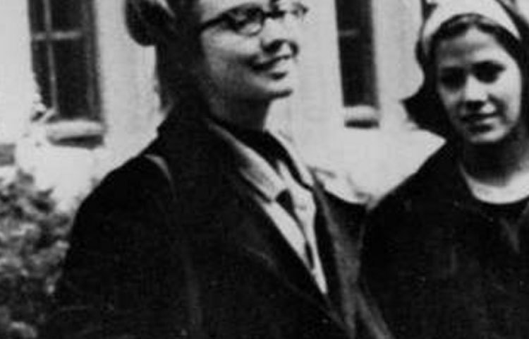 ওয়েলেসলি কলেজ ক্যাম্পাসে এক বান্ধবীর সঙ্গে গল্পে মশগুল হিলারি।