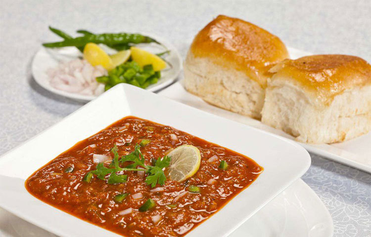 পাও ভাজি : বর্তমানে আমাদের দেশে এই খাবারটি খুবই জনপ্রিয় হয়ে উঠেছে। মিক্সড ভেজিটেবলের সঙ্গে ছোট পাও হাল্কা করে ভাজা। টানা বৃষ্টির সময়ে এটি খেতে খুবই ভালো লাগে।