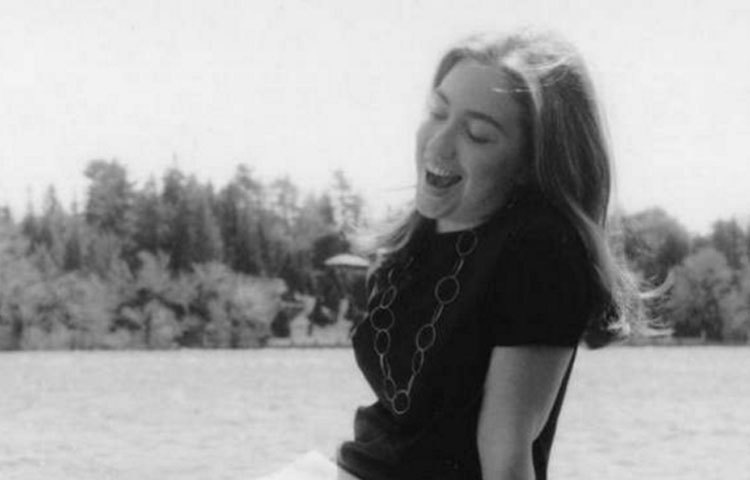 কলেজ ক্যাম্পাসে হাস্যোজ্জ্বল হিলারি।