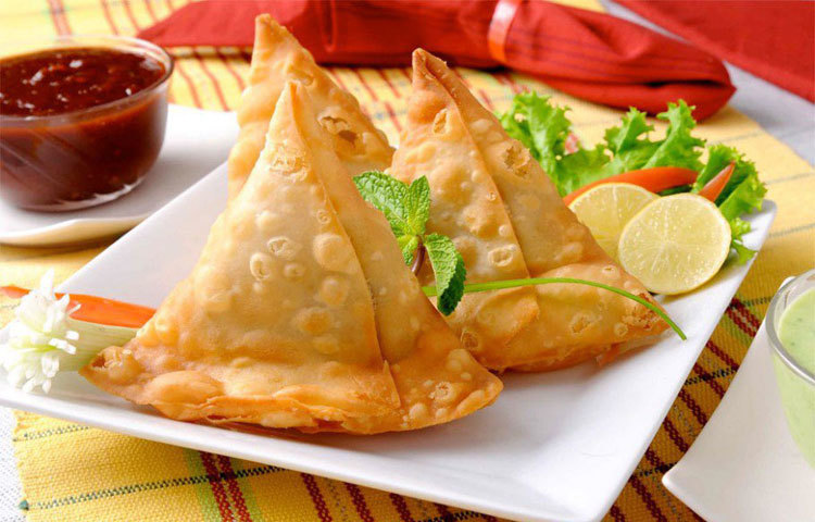 সিঙারা : সিঙারা সারা বছর জনপ্রিয় হলেও বর্ষার সময়ে এই খাবারটি আরো পছন্দের হয়ে ওঠে।