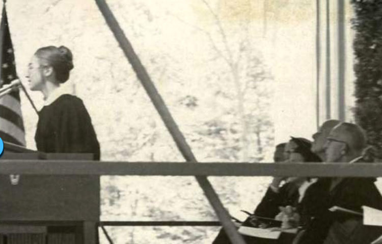 ১৯৬৯ সালে ওয়েলেসলি কলেজের সমাবর্তন অনুষ্ঠানে বক্তব্য দিচ্ছেন হিলারি ক্লিনটন।