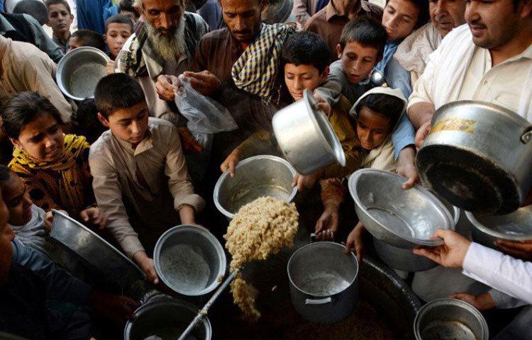 রমজান উপলক্ষে আফগানিস্তানের দুস্থ শিশুদের জন্য খাবারের আয়োজন করেছে একটি বেসরকারি সংস্থা।