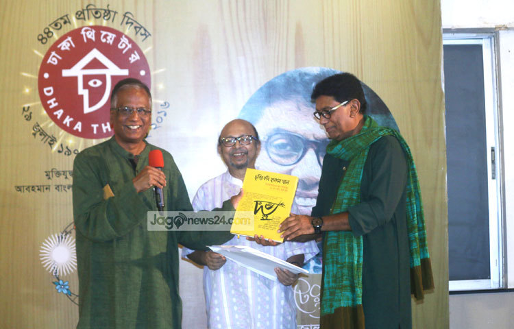 জন্মদিন উপলক্ষে আফজাল হোসেনকে শুভেচ্ছা উপহার তুলে দিচ্ছেন বরণ্যে চিত্রশিল্পী হাসেম খান। ছবি : মাহবুব আলম।