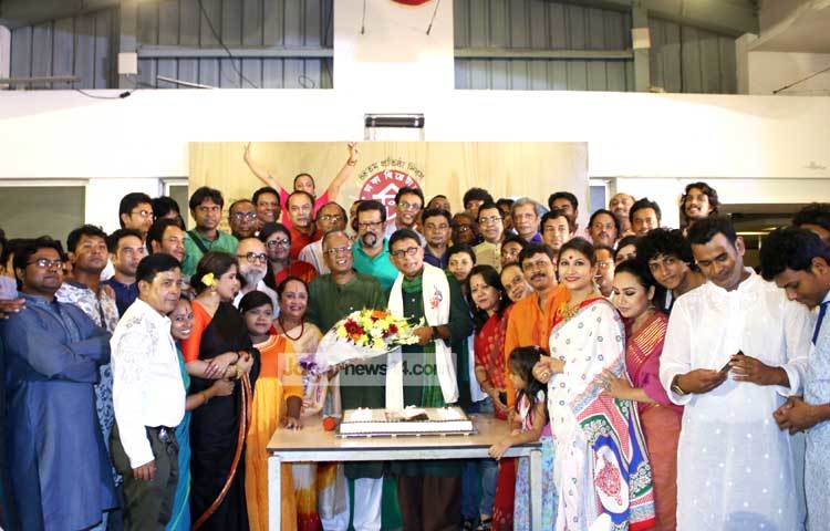 জন্মদিনের অনুষ্ঠানে ফুলেল শুভেচ্ছা ও ভালোবাসায় সিক্ত হলেন আফজাল হেসেন। ছবি : মাহবুব আলম।