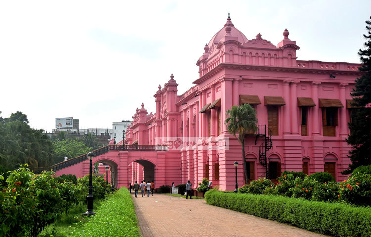 সমগ্র আহসান মঞ্জিল দুটি অংশে বিভক্ত। পূর্ব পাশের গম্বুজযুক্ত অংশকে বলা হয় প্রাসাদ ভবন বা রংমহল। ছবি : মাহবুব আলম।