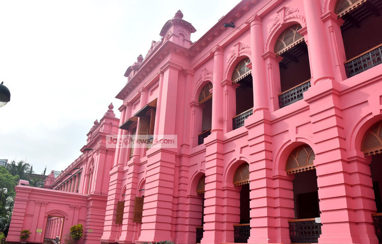 দৃষ্টিনন্দন রাজ প্রাসাদতুল্য আহসান মঞ্জিল বুড়িগঙ্গা নদীর উত্তর তীরে পুরান ঢাকার ইসলামপুর এলাকায় অবস্থিত। এটি ব্রিটিশ ভারতের উপাধিপ্রাপ্ত ঢাকার নবাব পরিবারের বাসভবন ও সদর কাচারি ছিল। ছবি : মাহবুব আলম।