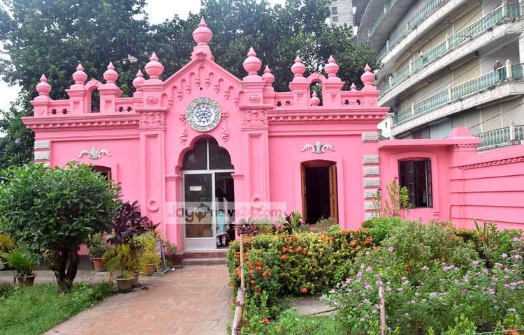 সুরম্য এ ভবনটি ঢাকার অন্যতম শ্রেষ্ঠ স্থাপত্য নিদর্শন। ঢাকা মহানগরীর উন্নয়ন ও রাজনৈতিক ক্রমবিকাশের বহু স্মরণীয় ঘটনাসহ অনেক জাতীয় ও আন্তর্জাতিক স্মৃতি বিজরিত এই &lsquo;আহসান মঞ্জিল&rsquo;। ছবি : মাহবুব আলম।