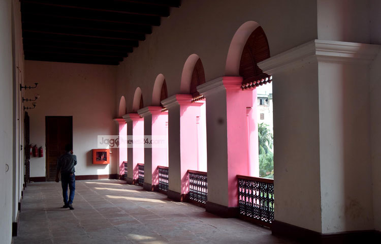 আহসান মনঞ্জিল দেখতে প্রতিদিন দেশি-বিদেশি অসংখ্য দর্শনার্থী দেখতে আসেন। ছবি : মাহবুব আলম।