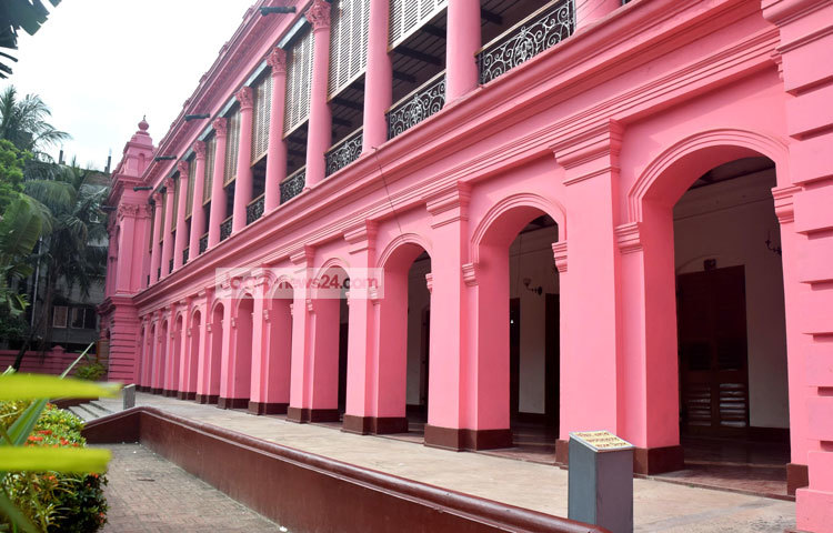 অষ্টাদশ শতাব্দীর প্রথমদিকে জালালপুর পরগনার (বর্তমান ফরিদপুর-বরিশাল) জমিদার শেখ ইনায়েত উল্লাহ আহসান মঞ্জিলের বর্তমান স্থানে একটি বাগান বাড়ি তৈরি করেন। ছবি : মাহবুব আলম।