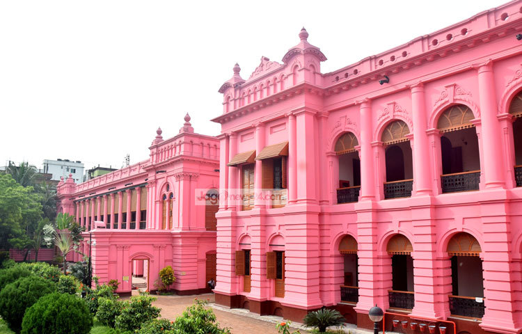 পরবর্তীকালে তার পুত্র বাগান বাড়িটি এক ফরাসি বণিকের কাছে বিক্রি করে দেন। ফরাসিরা বাণিজ্য কুটির হিসেবে আহসান মঞ্জিলটি ব্যবহার করতেন। ছবি : মাহবুব আলম।