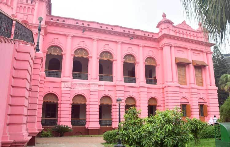 ১৮৩০ সালে বেগমবাজারে বসবাসকারী নওয়াব আবদুল গণির পিতা খাজা আলীমুল্লাহ এই কুঠিটি ক্রয় পূর্বক সংস্কার করে বসবাস শুরু করেন। ছবি : মাহবুব আলম।