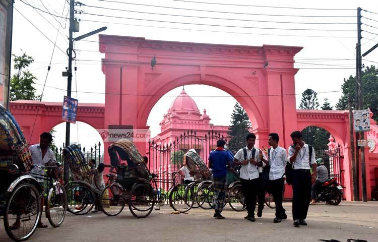 নওয়াব আবদুল গণি আহসান মঞ্জিলের প্রবেশ দ্বার। নওয়াব আবদুল গণি ১৮৬৯ সালে আহসান মঞ্জিলটি নতুন করে নির্মাণ করেন। ভবনটির অনেক পরিবর্তন ও পরিবর্ধনের ফলে পুরনো সেই ভবনের কোনো অস্তিত্ব বর্তমানে নেই। ছবি : মাহবুব আলম।