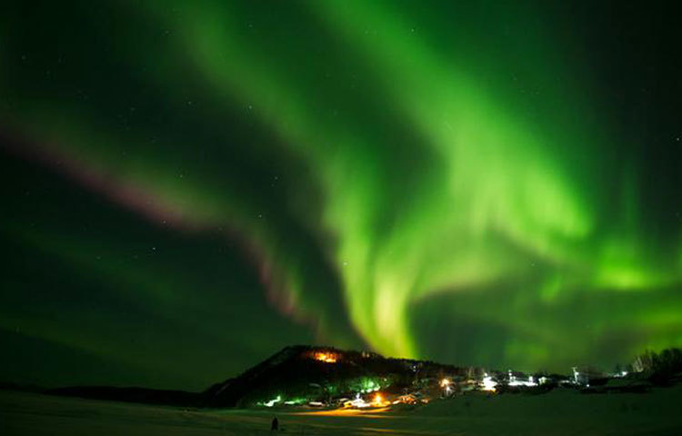 আলাস্কায় ১৯ ঘণ্টা ৪৫ মিনিট রোজা : এখানে কোনো কোনোদিন সূর্যোদয়ের ১৯ ঘণ্টা ৪৫ মিনিট পর সূর্য ডোবে। এত লম্বা সময় ধরে রোজা রাখা তাই অনেকের পক্ষেই সম্ভব হচ্ছে না।