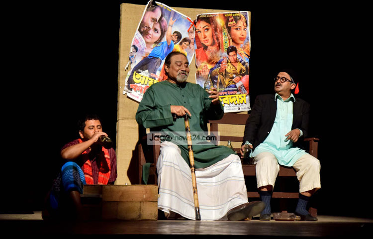 সোমবার (১৬ মে) সন্ধ্যা সাতটায় শিল্পকলা একাডেমির জাতীয় নাট্যশালায় খ্যাতিমান অভিনেতা আলী যাকের &lsquo;দেওয়ান গাজীর কিসসা&rsquo; মঞ্চনাটকে অভিনয় করেছেন। ছবি : মাহবুব আলম।