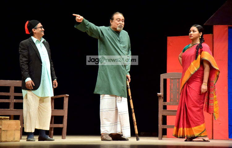 অভিনেতা আলী যাকেরের কাছেও &lsquo;দেওয়ান গাজীর কিসসা&rsquo; নাটকটি অনেক প্রিয়। ছবি : মাহবুব আলম।