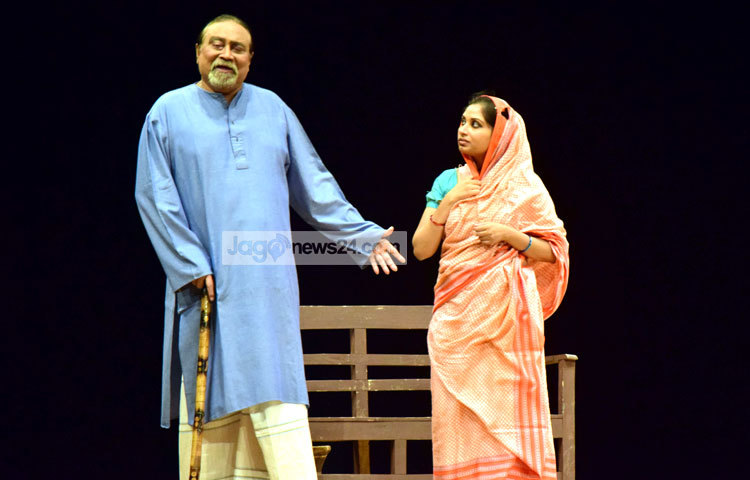 আলী যাকের অভিনীত &lsquo;দেওয়ান গাজীর কিসসা&rsquo; নাটকটি বের্টল্ড ব্রেখটের মূল নাটক থেকে অনুবাদ করেছেন নাট্যজন আসাদুজ্জামান নূর। সেই সঙ্গে তিনি এটি নির্দেশনাও দিয়েছেন। ছবি : মাহবুব আলম।