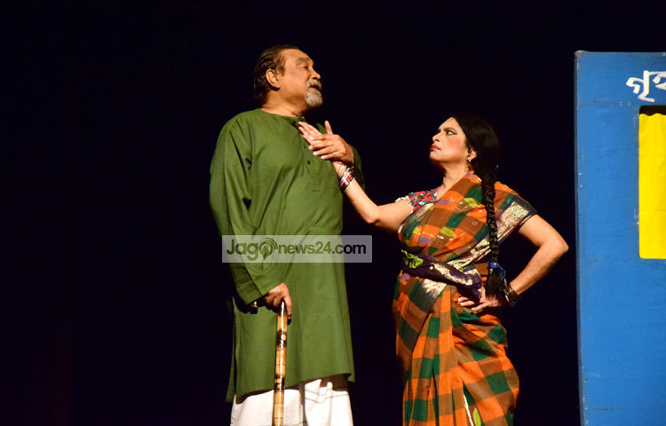 &lsquo;দেওয়ান গাজীর কিসসা&rsquo; নাটকটি সর্বপ্রথম ১৯৭৭ সালে নাগরিক নাট্য সম্প্রদায় মঞ্চস্থ করে। এরপর নিয়মিত মঞ্চায়নে নাটকটি দর্শকের প্রশংসা অর্জন করে। ছবি : মাহবুব আলম।