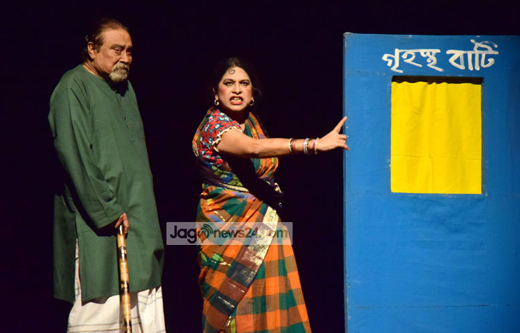 &lsquo;দেওয়ান গাজীর কিসসা&rsquo; নাটকে আলী যাকেরের সঙ্গে সারা যাকের যুগলবন্দি হয়ে অভিনয় করছেন। ছবি : মাহবুব আলম।