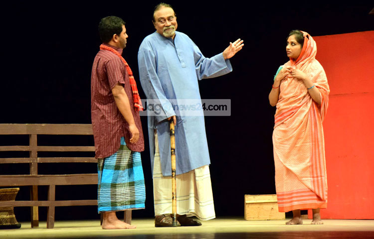 আলী যাকের ছাড়াও &lsquo;দেওয়ান গাজীর কিসসা&rsquo; নাটকটিতে আরও অভিনয় করছেন সারা যাকের, রুনা খান, মোস্তাফিজ শাহীন, ফারুক আহমেদ, লাবণ্য, শামীমা নাজনীন, প্রমুখ। ছবি : মাহবুব আলম।