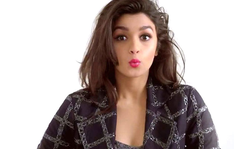 আলিয়া ভাট : ভাল ছবি আঁকতে পারেন না। আলিয়া নিজেও সেকথা স্বীকার করেন। তবু হৃত্বিক রোশনের প্রতি প্রেম বারবার তাকে টেনে নিয়ে যেত ক্যানভাসের সামনে। আর নিজের ভালবাসায় হৃত্বিকের ছবি ক্যানভাসে আঁকতেন।