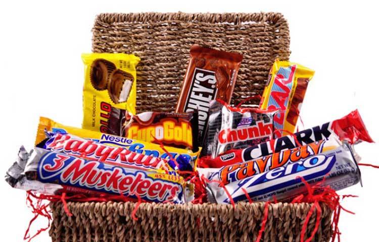 আমেরিকা : আমেরিকায় সবচেয়ে বেশি চকলেট তৈরি হয়। শুধু নিউইয়র্ক সিটিতেই রয়েছে কয়েক হাজার চকলেটের দোকান। হার্শে, স্নিকারস, টুইক্স, মিল্কি ওয়ে নামের চকলেট সারা বিশ্বে জনপ্রিয়।