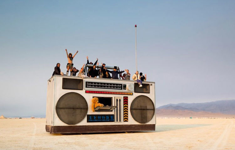 ১৯৮০ সালে ঘেটো বালস্টার অডিও প্লেয়ারের আকৃতিতে তৈরি অদ্ভুত এই গাড়িটি নির্মিত হয়েছে। এটি নির্মাণ করেছেন লস অ্যাঞ্জেলসের শিল্পী ডেরেক উন্ডার এবং তার টিম।