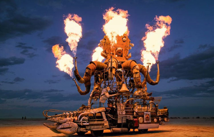 &lsquo;যান্ত্রিক অক্টোপাস&rsquo; নামের এ গাড়িটা এক সময়ে উপস্থিত দর্শকদের কাছে সবচেয়ে দর্শনীয় অদ্ভুত গাড়ি ছিলো। সম্পূর্ণ গাড়িটি পুরনো গাড়ির যন্ত্রাংশ দিয়ে তৈরি করা হয়েছিল।