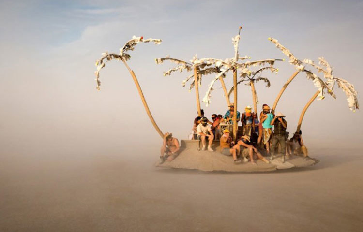 ড্যানিয়েল বেকম্যান নামে এক শিল্পী এই গাড়িটা তৈরি করেছিলেন। মরুভূমির মাঝে এক টুকরো মরুদ্যানের ভাবনা থেকে এ গাড়িটি তৈরি করেছিলেন শিল্পী।