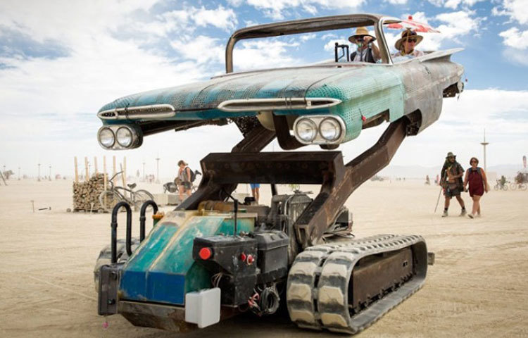 শিল্পী ব্রুস টোম্ব এই গাড়িটা বানিয়েছিলেন। গাড়িটি দেখতে সত্যিই অদ্ভুত।