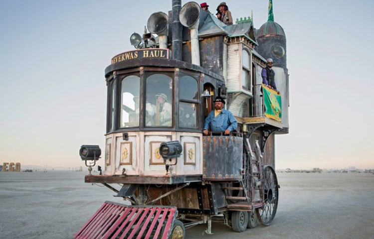 শ্যান ও হারে নামে এক শিল্পী ভিক্টোরীয় ম্যানশন ধাঁচে এই তিনতলা গাড়িটা তৈরি করেন।