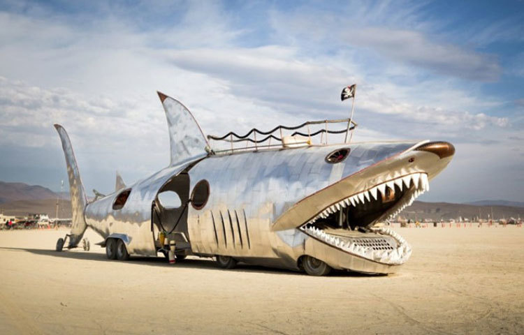 এই গাড়িটি প্রথম ২০০২ সালে বার্নিং ম্যান ফেস্টিভ্যালে অংশ নিয়েছিল। ফের চকচকে অ্যালুমিনিয়াম পাত দিয়ে হাঙরের আকারে নির্মাণ করে এটা ২০১৬ সালেও উৎসবে অংশ নিয়েছিল।