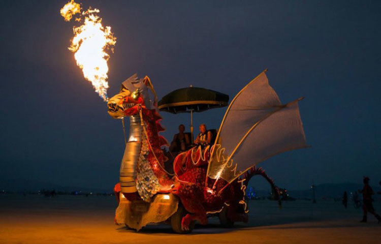 লাল ড্রাগনের আদলে গাড়িটা তৈরি করেছিলেন কলোরাডোর গাড়ি প্রস্ততকারক ক্যাপ্টেন কার্বুরেটর।