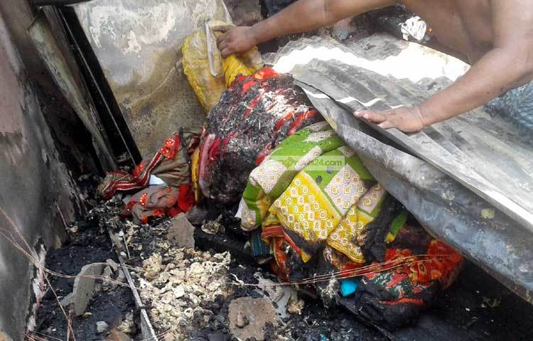 বুধবার (৪ মে) সকাল সাড়ে ৮টায় আমবাগান বস্তিতে এ অগ্নিকাণ্ডের ঘটনা ঘটে। ছবি : মনিরুজ্জামান উজ্জ্বল।