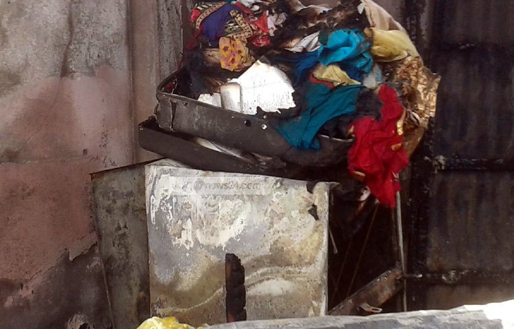 আমাবাগান বস্তিতে অগ্নিকাণ্ডের খবর পেয়ে ফায়ার সার্ভিসের ১০টি ইউনিট দ্রুত ঘটনা স্থলে পৌঁছে আগুন নিয়ন্ত্রণে আনে। ছবি : মনিরুজ্জামান উজ্জ্বল