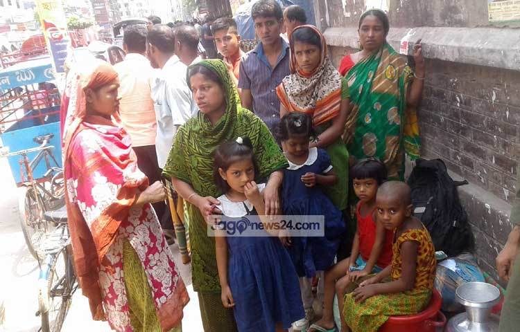 আগুনে পুড়ে সব হারানো অভিবাকের পাশাপাশি অভিভাবকের পাশাপাশি শিশুরাও দুশ্চিন্তাগ্রস্থ। ছবি : মনিরুজ্জামান উজ্জ্বল।