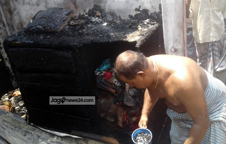 সব পুড়ে ছাই করেছে সর্বনাশা আগুন। ছবি : মনিরুজ্জামান উজ্জ্বল।