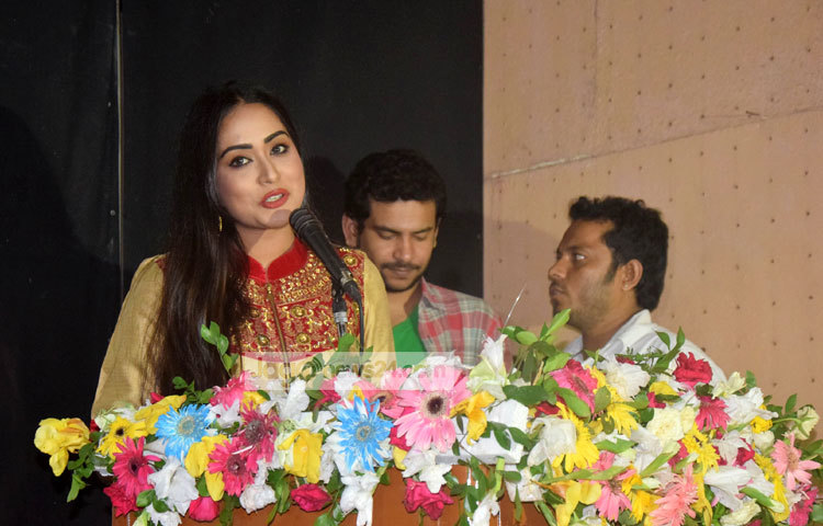 &lsquo;আমি শুধু তোর হবো&rsquo; ছবিটি নিয়ে মম বলেন, &lsquo;এ ছবিতে আমার চরিত্রের নাম নীলিমা। আমার নায়কের চরিত্রের নাম অমিত।&rsquo; ছবি : মাহবুব আলম।