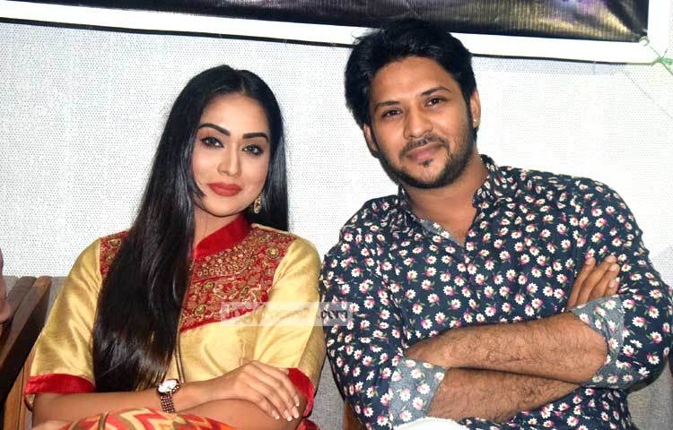 মহরত অনুষ্ঠানে সাংবাদিকদের ক্যামেরাবন্দি হয়েছেন মম ও নিরব।ছবি : মাহবুব আলম।