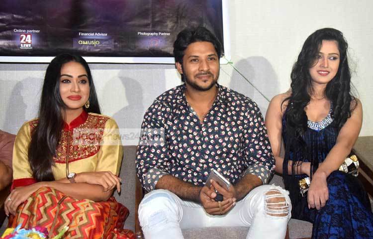 &lsquo;আমি শুধু তোর হবো&rsquo; ছবির কাহিনী, সংলাপ, চিত্রনাট্য ও পরিচালনা করছেন রফিক শিকদার। ছবি : মাহবুব আলম।