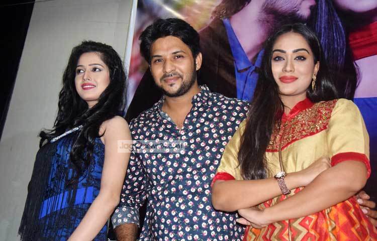 &lsquo;আমি শুধু তোর হবো&rsquo; ছবিটি দর্শকদের নতুন করে হলমুখী করবে বলে প্রত্যাশা করছে সংশ্লিষ্টরা। ছবি : মাহবুব আলম।