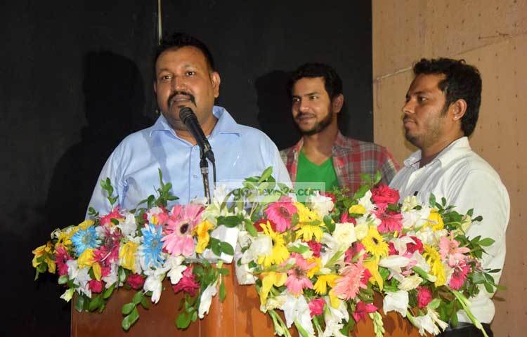 &lsquo;আমি শুধু তোর হবো&rsquo; ছবির মহরত অনুষ্ঠানে বক্তব্য রাখছেন প্রাণ-আরএফএল গ্রুপের হেড অব মিডিয়া প্রধান সুজন মাহমুদ। এটি স্পন্সর করেছে আরএফএল। ছবি : মাহবুব আলম।