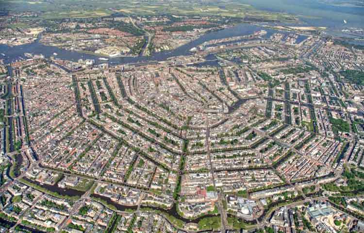 আমস্টারডাম : নেদারল্যান্ডসের আমস্টারডমাম শহরটি দেখতে অনেক সুন্দর।