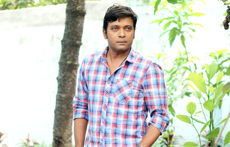 অভিনেতা আনিসুর রহমান মিলন নাট্যঙ্গনের পাশাপাশি চলচ্চিত্র জগতেও পরিচিতি লাভ করেছেন। দুই অঙ্গনেই তিনি সমান তালে কাজ করে যেতে চান।