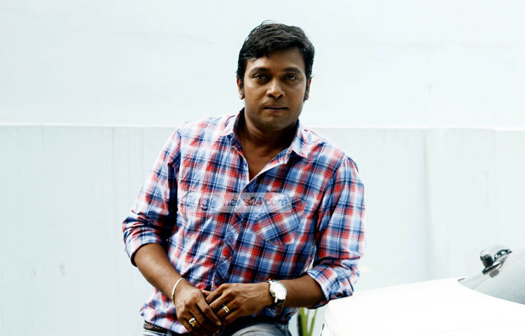 &lsquo;হাজার বছর ধরে&rsquo; ছবিতে আনিসুর রহমান মিলন করিম শেখের ভূমিকায় অভিনয় করেন। তিনি মানসম্পন্ন কাজ দিয়ে দর্শকদের হৃদয়ে আজীবন বেঁচে থাকতে চান।