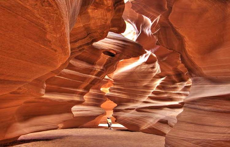 এন্টিলোপ ক্যানিয়ন : আমেরিকার পাথুরে এই প্রাকৃতিক স্থানটি দেখার জন্য বিশ্বের নানা প্রান্ত থেকে পর্যটকরা ছুটে আসে।